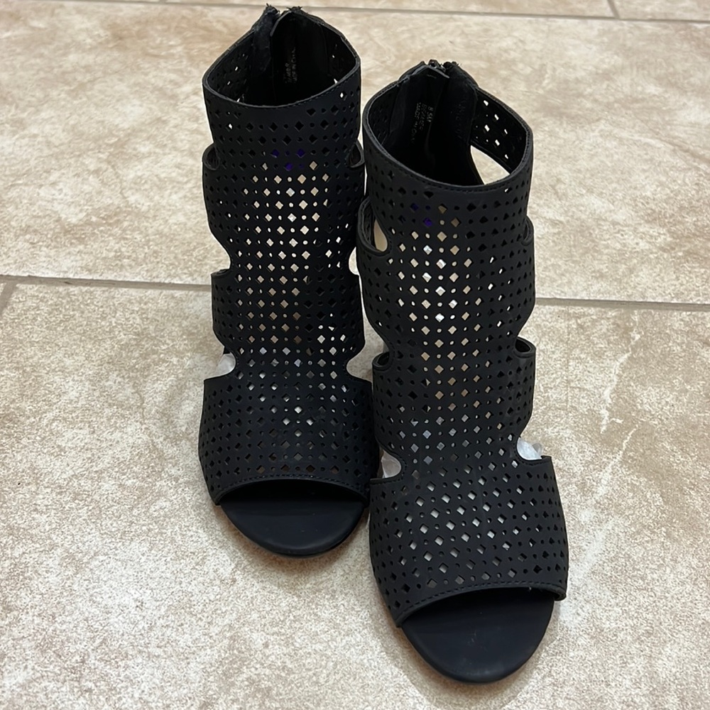 XOXO Cut Out Heels NWOT 8 1/2